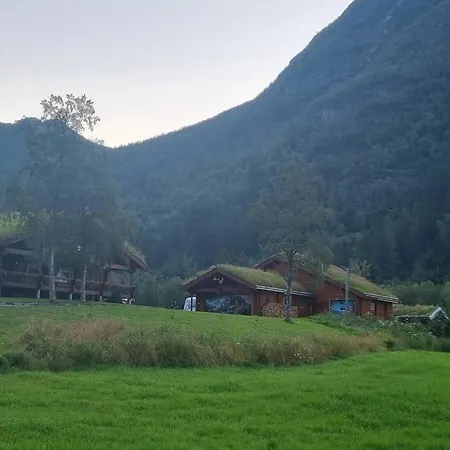 Garasjeleilighet Med Kort Vei Til Flott Natur, Mandalen, Rauma アパート Mandalen