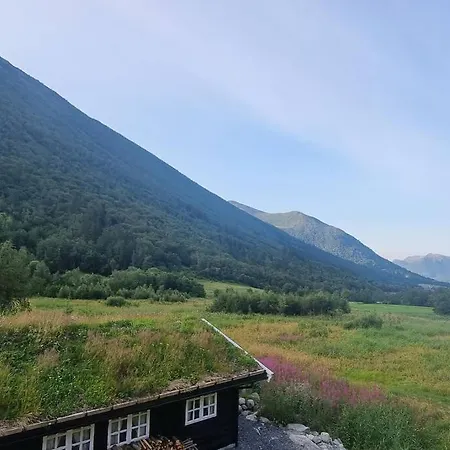 Garasjeleilighet Med Kort Vei Til Flott Natur, Mandalen, Rauma Apartman